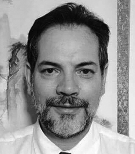 Dr. Roberto González